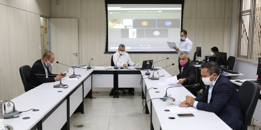 Vereadores em reunião da Comissão de Saúde e Saneamento
