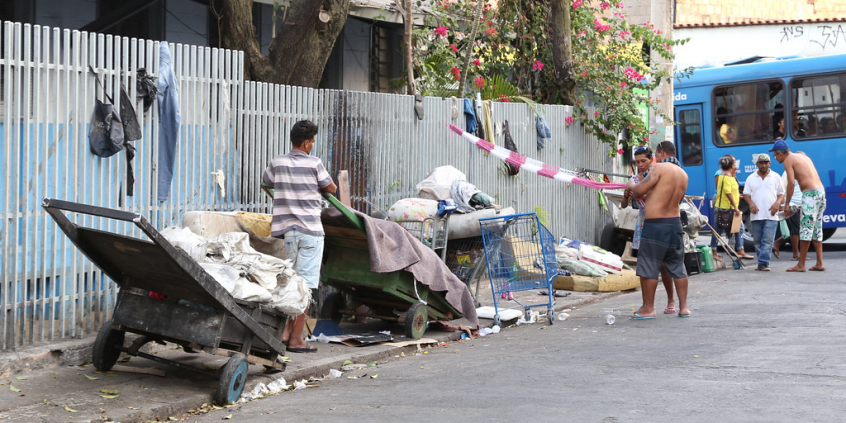 Imagem mostra pessoas em situação de rua