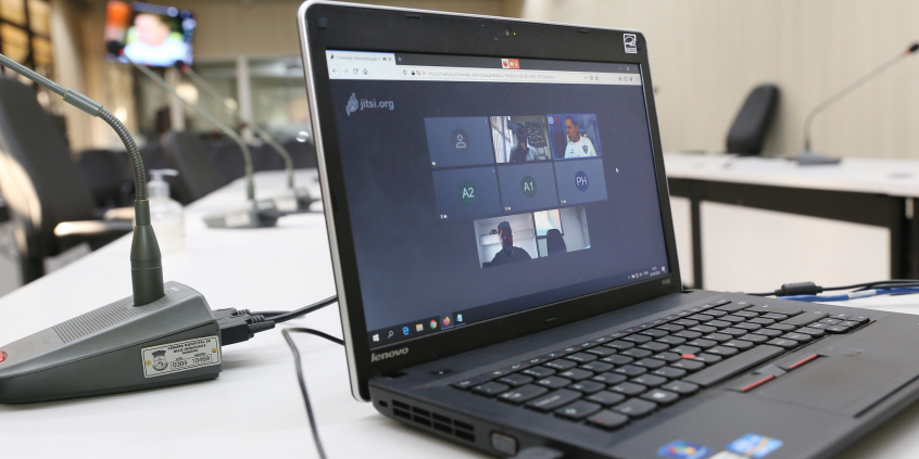 Computador mostrando reunião remota  da Comissão de Administração Pública 