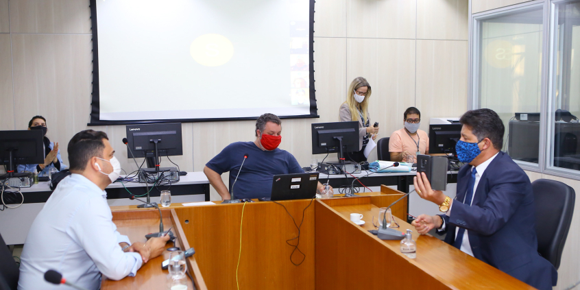 Vereadores da CPI da Andrade Gutierrez em reunião no Camil Caram 