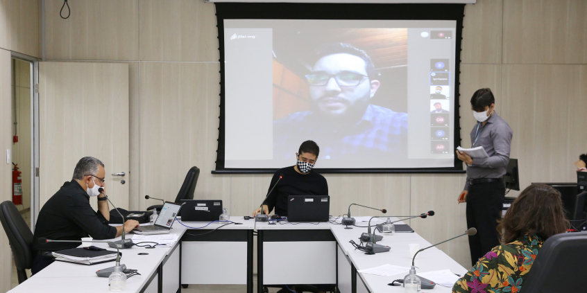 Vereadores Gabriel e Fernando Borja e vereadora Bella Gonçalves, em participação presencial na reunião da Comissão Especial de Estudo: Enfrentamento da Covid-19 desta terça-feira (30/6)