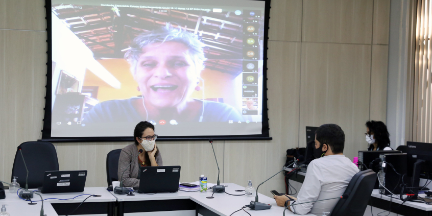 Vereadores da Comissão Especial de Estudo Enfrentamento à Covid-19, em participação presencial e remota, na reunião desta terça-feira (14/7)