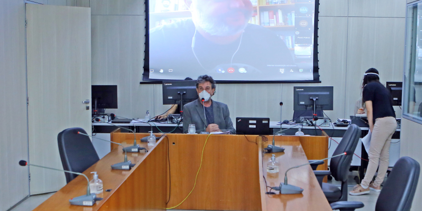 Vereadores, em participação presencial e remota, em reunião da Comissão Especial de Estudo - Direitos trabalhistas dos servidores e empregados públicos municipais, nesta terça-feira (18/