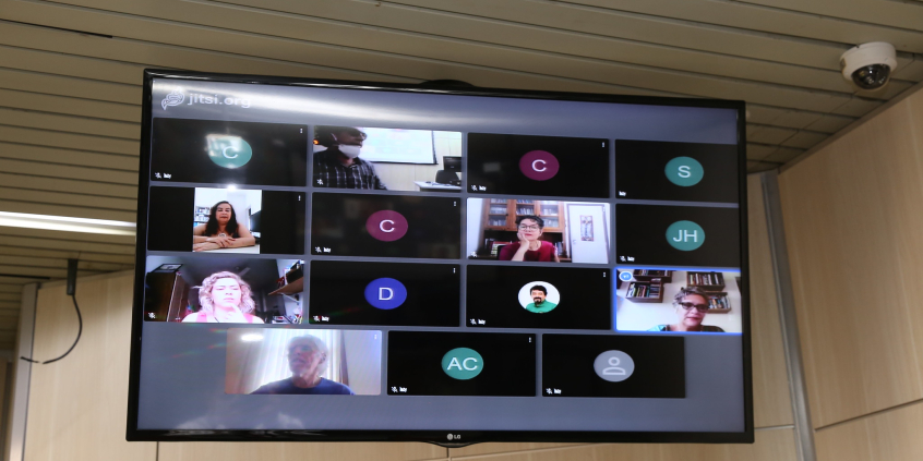 monitor de vídeo exibe tela de videoconferência em mosaico