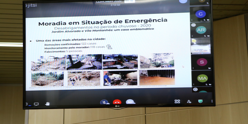 Telão em videoconferência exibe imagens dos desabrigamentos durante período chuvoso em 2020