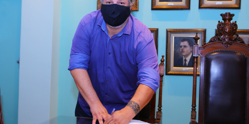 Pedro Patrus assina livro de posse