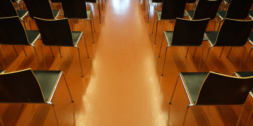 Auditório com cadeiras vazias