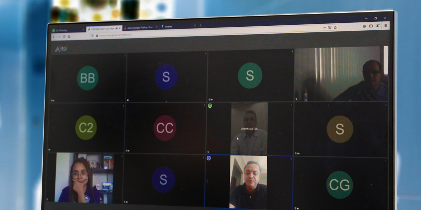Na tela de um notebook, uma vereadora e três vereadores dividem espaço em reunião virtual e remota.
