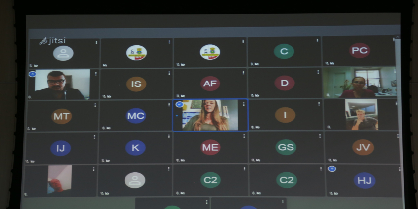 Monitor de computador exibe vereadores em videoconferência