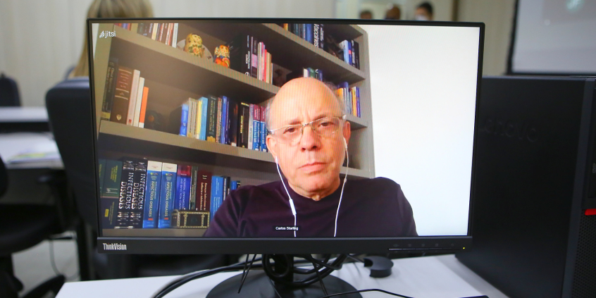 tela de computador exibe o infectologista Carlos Starling durante depoimento à CPI