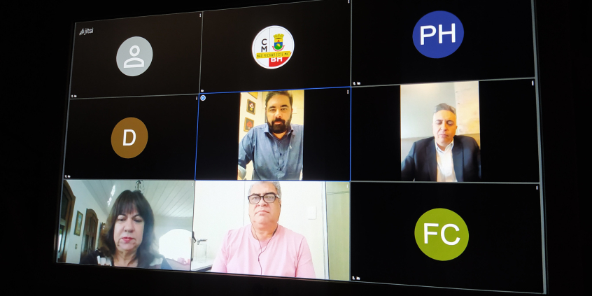 Telão exibe vereadores em videoconferência