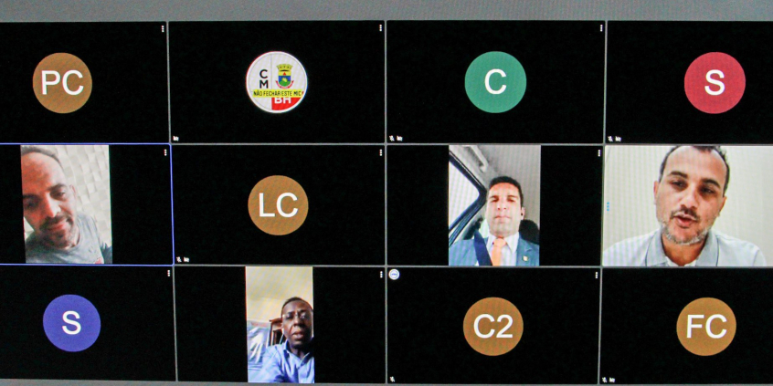 Quatro vereadores realizam reunião remota, com suas imagens aparecendo na tela de um computador.