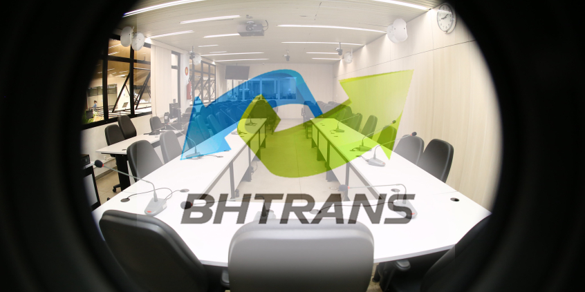 Plenário Helvécio Arantes visto com lente olho de peixe e montagem da marca da BHTrans