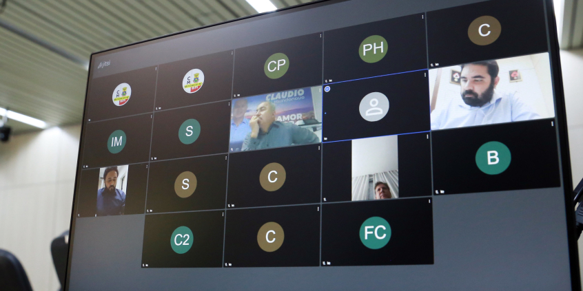Monitor exibe vereadores em videoconferência. Fotos dos vereadores José Ferreira, Cláudio do Mundo Novo, Bruno Miranda e Léo, em reunião virtual.