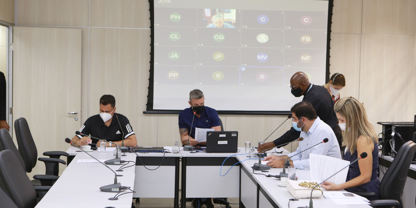 Vereadores Professor Juliano Lopes, Irlan Melo, Bruno Miranda, Jorge Santos, Nikolas Ferreira e José Ferreira, e vereadora Flávia Borja, em reunião da CPI da Covid-19, nesta quinta-feira (9/9)