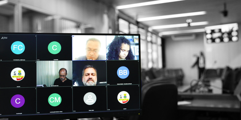 Tela com imagens de vereadores que participam da reunião. 