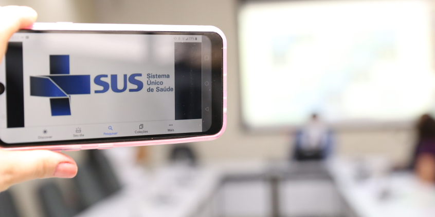 Símbolo do Sistema Único de Saúde (SUS) é exigido na tela de um celular