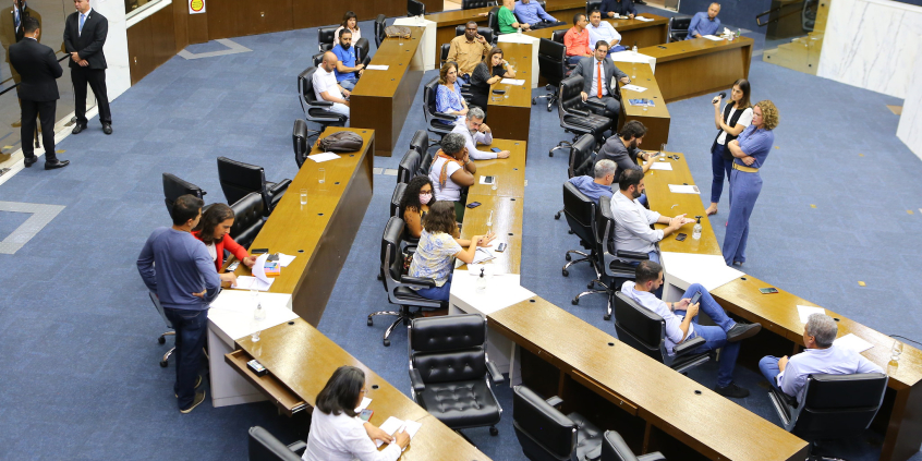Vista aérea do Plenário . À frente das mesas, a presidente Nely Aquino, vestida de azul, e a vereadora Fernanda Altoé, vestida de preto e branco
