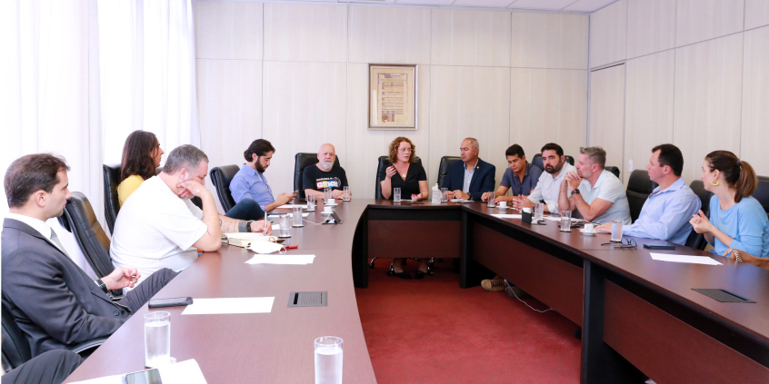 Líderes de bancadas e partidos reunidos em volta de uma mesa de formato em U