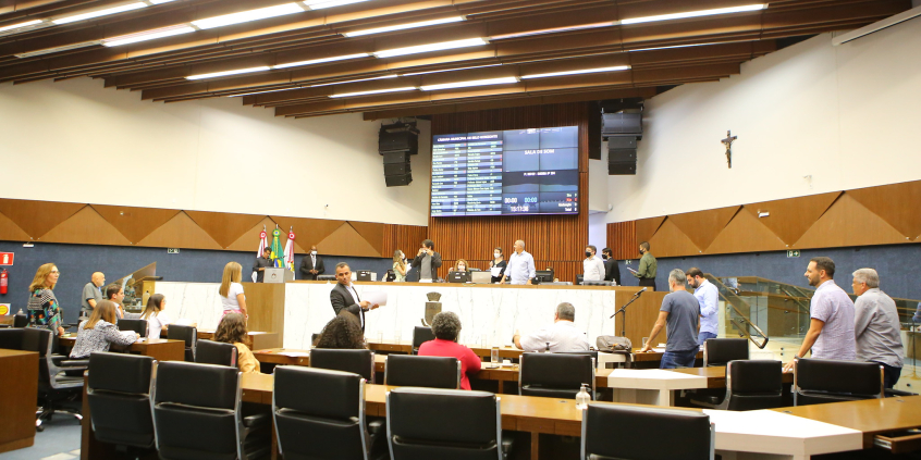Imagem do Plenário ampliado com vereadores , em votação