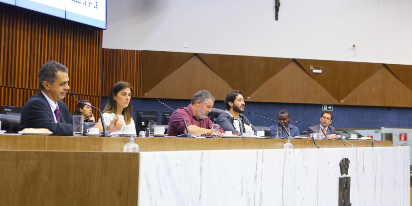 Imagem da mesa do Plenário Amynthas de Barros com os componentes do GT e o superintendente de Mobilidade Urbana 