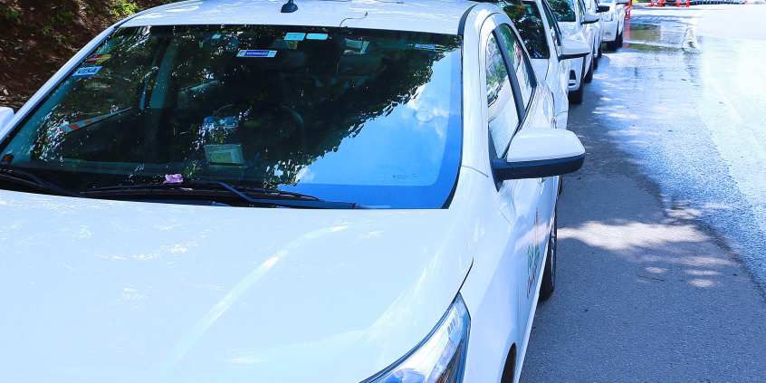 Foto de uma fila de táxis 