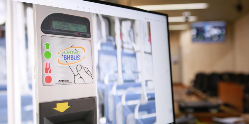 Imagem do painel com o emblema da BHTrans que , dentro dos coletivos, identifica o cartão de passagem do usuário do transporte público