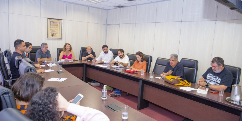 Oito vereadores e duas vereadoras reunidos em uma mesa.