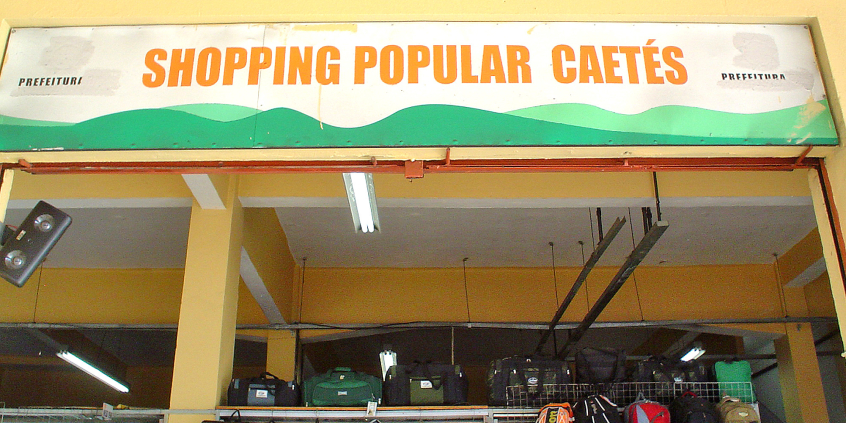 Fachada do Shopping Caetés, durante o dia