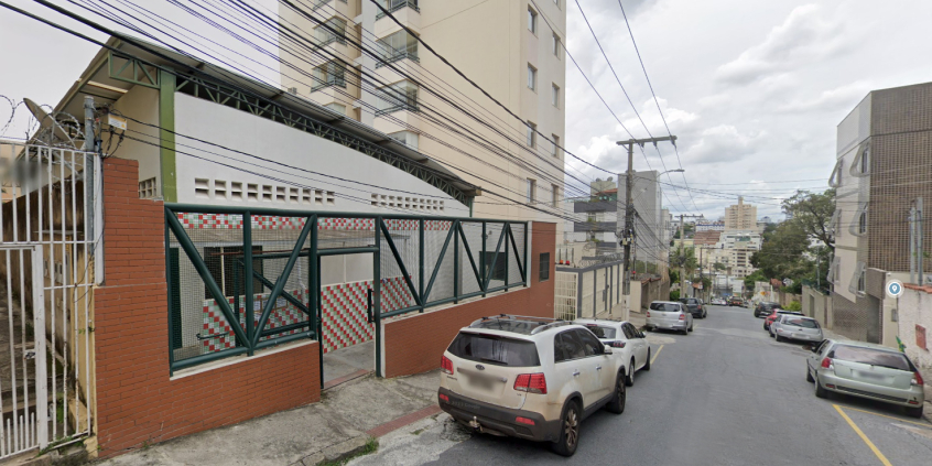 Foto da fachada da Diretoria Regional de Assistência Social Leste, durante o dia