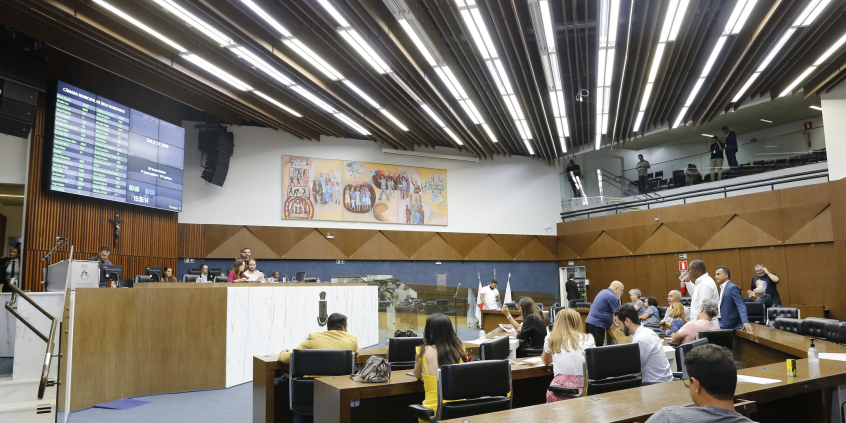 Imagem aberta do Plenário. É possível ver a Mesa Diretora e os parlamentares em suas cadeiras 