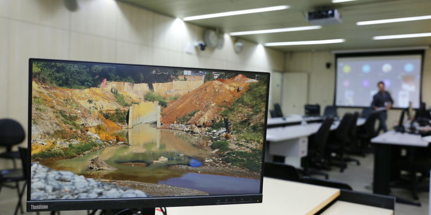 Imagem na tela do computador de uma obra de drenagem em andamento