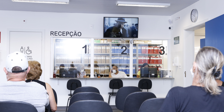 Foto mostra recepção de centro de saúde 