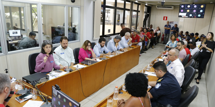 Foto mostra vereadores e convidados em audiência pública no Plenário Camil Caram