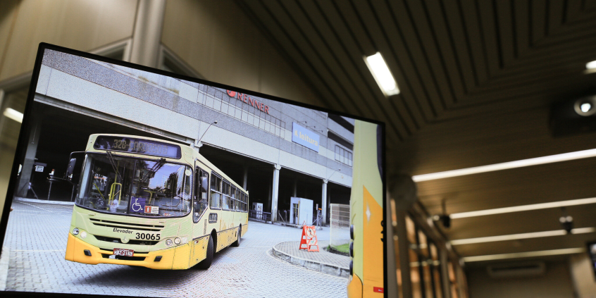 Imagem na tela do comutador de um ônibus coletivo deixando a Estação Barreiro