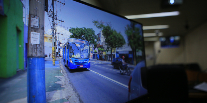 Imagem na tela do computador de ônibus transitando na via