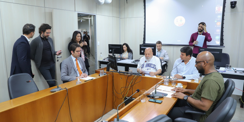 Imagem dos participantes da reunião. Na cabeceira da mesa, o presidente interino, Henrique Bragaa