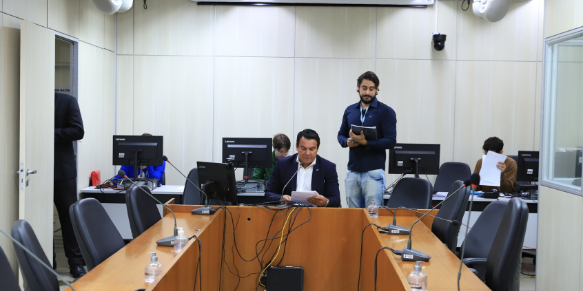 Imagem do presidente da CPI, Jorge Santos (Republi) na cabeceira da mesa de reunião