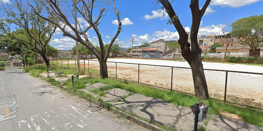 Imagem do Campo do Napoli mostrando o alambrado danificado e a calçada no entorno com mato 