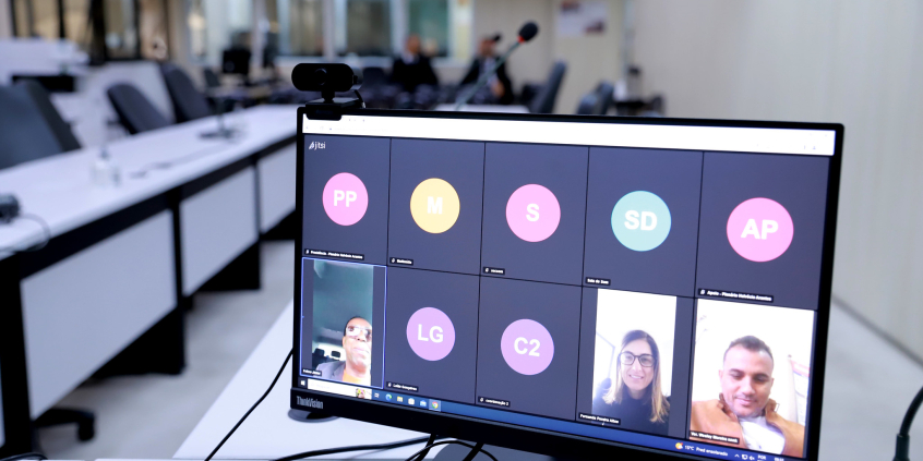 Sete parlamentares participam de reunião virtual. O rosto de três deles apareem em tela de computador. 