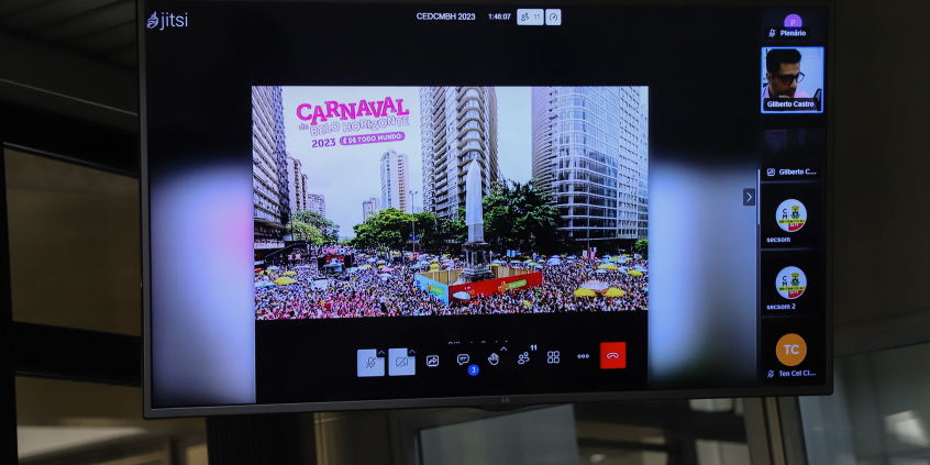 imagem do pirulito da Praça Sete tomado por foliões, retirada da apresentação de Gilberto Castro, presidente da Belotur, na tela do computados.