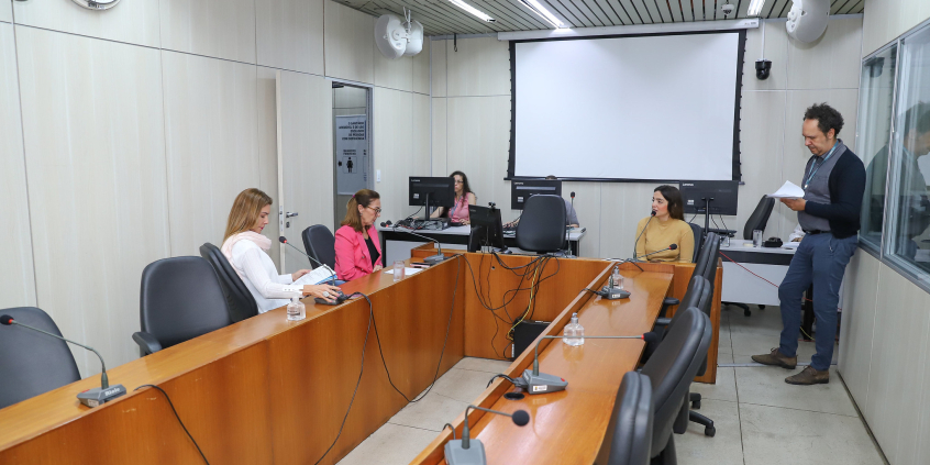 Três vereadoras, membras da Comissão, participam da reunião, no Plenário Camil Caram