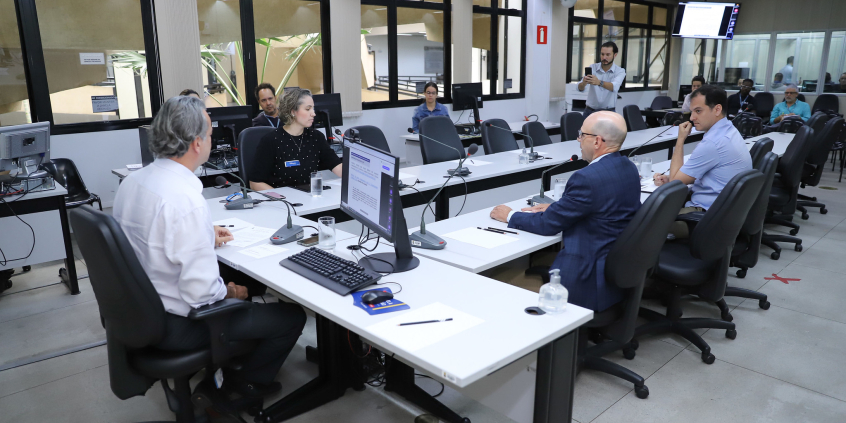 Imagem da sala de reuniões onde estão presentes o vereador Wilsinho da Tabu e os representantes da PBH Ativos