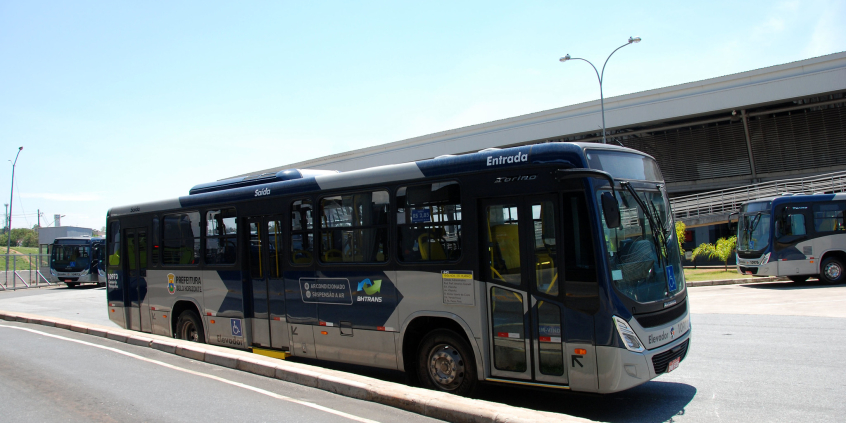 Ônibus do sistema de transporte coletivo de Belo Horizonte, parado, durante o dia.
