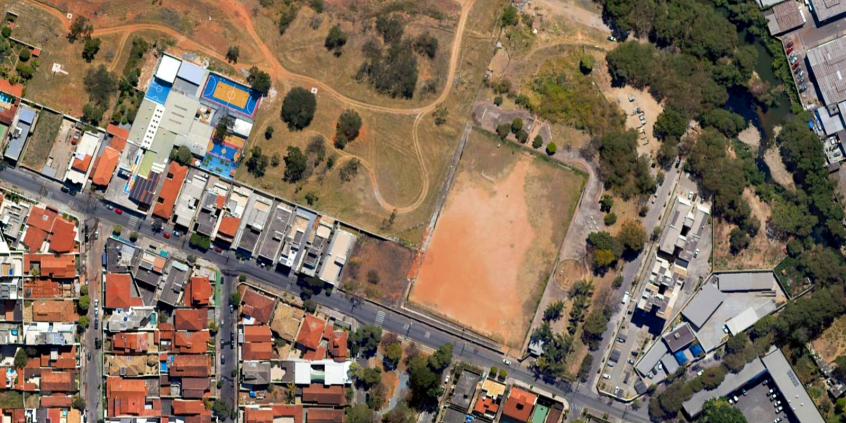 Foto aérea do campo de futebol São José Operário, no Bairro Dona Clara