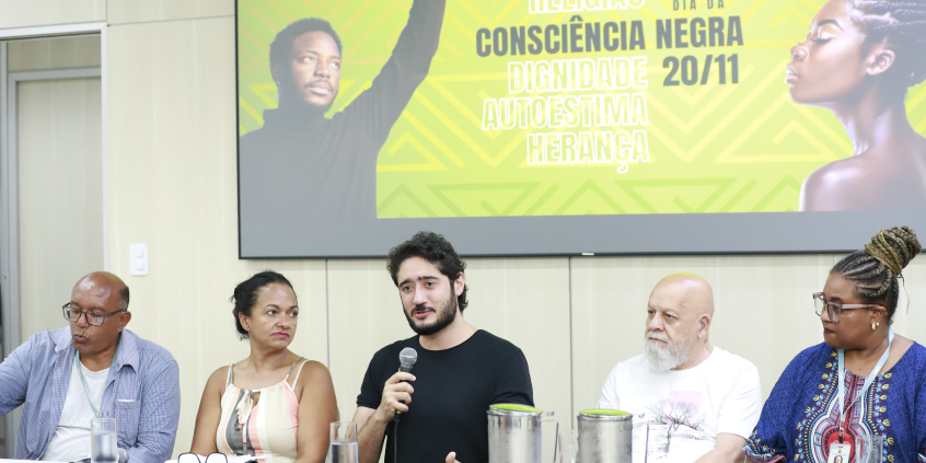 Dois parlamentares dividem mesa com membros do Comitê de Promoção da Igualdade Racial e palestrante.