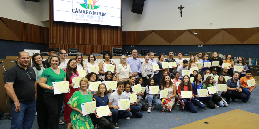 Mais de 40 alunos e diversos professores recebem certificado de participação do Projeto Câmara Mirim