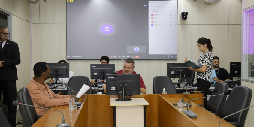Dois parlamentares em reunião, sentados à mesa.