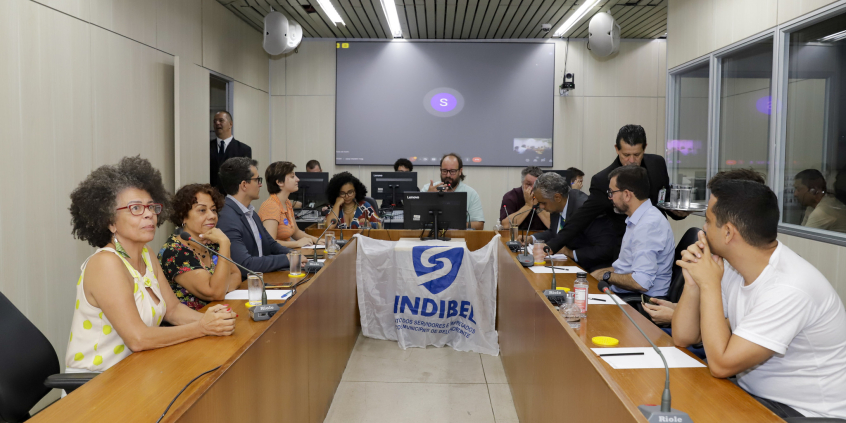 Imagem da mesa que conduziu a reunião, com Dr Bruno Pedralva ao centro