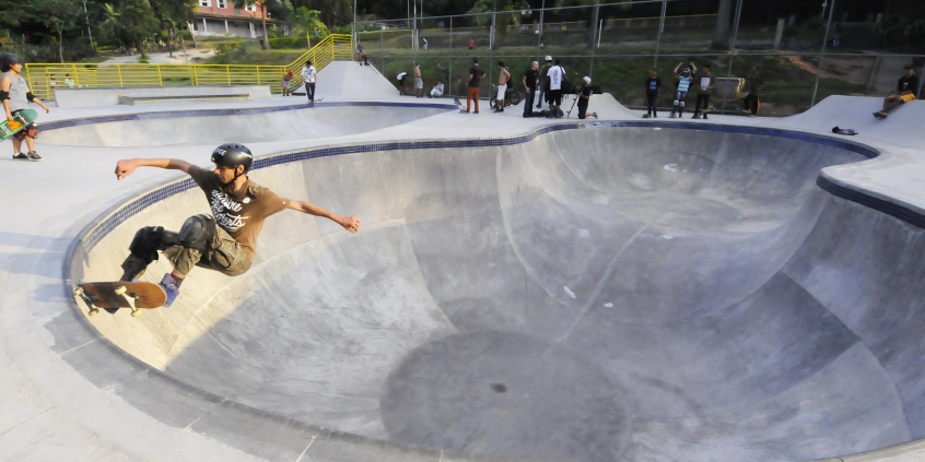 Skatista em pista de skate do Parque Lagoa do Nado